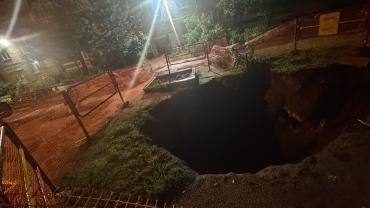 Фото Челябинцев с улицы Энгельса пугает огромная яма на детской площадке