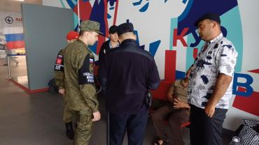 Фото  В аэропорту Челябинска работали представители военного следствия
