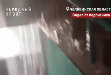 Фото В Еманжелинске жильцы многоквартирного дома живут с целлофановой крышей