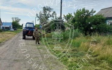Фото В деревне Октябрьского района тракторист косил траву и тяжело травмировал ребенка