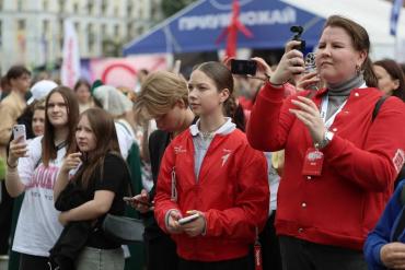 Фото Молфест-2025: Челябинск ярко, весело, полезно и интересно отмечает День молодёжи