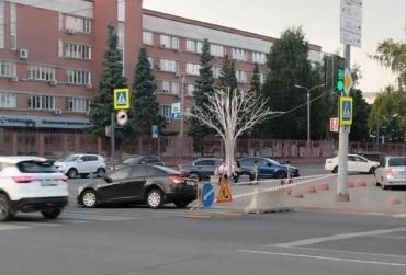 Фото Дорожный провал: автомобилистов на Карла Маркса в Челябинске подстерегала «ловушка»