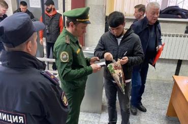 Фото Бывших мигрантов в областной ГАИ в Челябинске ждали военные следователи