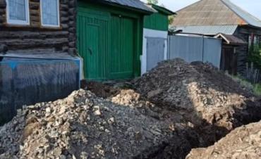 Фото Глубокий ров отрезал жилой дом в Сатке от мира