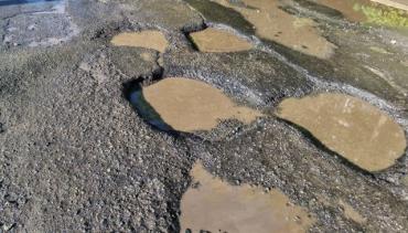 Фото Проведенный в дождь ямочный ремонт не помог челябинцам с улицы Шуменской