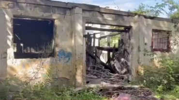 Фото Заброшенный дом в Челябинске превратился в опасную игровую площадку