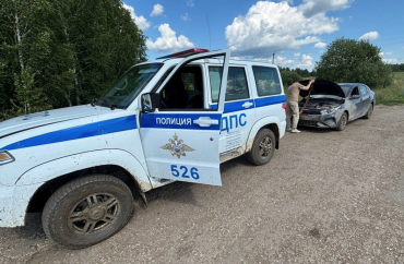 Фото В Каслях автоинспектор пришёл на помощь застрявшему в лесу автомобилисту