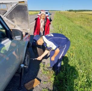 Фото Лопнуло колесо посреди дороги: пластовчанка поблагодарила сотрудников ГАИ за помощь на трассе