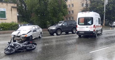 Фото В центре Челябинска при столкновении с легковушкой пострадал мотоциклист