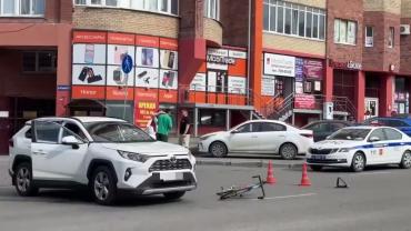 Фото В центре Челябинска полковник полиции сбил велосипедиста на Toyota Rav-4