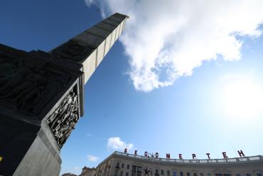 Фото Алексей Текслер возложил цветы к монументу Победы в Минске