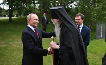 Фото Путин встретился с православным священником на Аляске и преподнес в дар иконы (ВИДЕО)