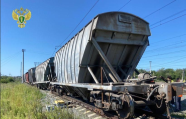 Фото В Челябинске сошли с рельс восемь вагонов грузового поезда