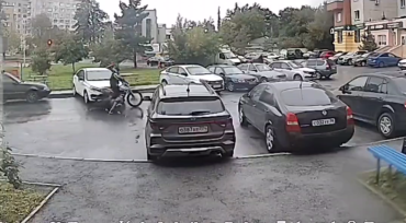 Фото В Челябинске мотоциклист сбил ребёнка, катающегося во дворе, и скрылся