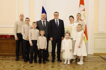 Фото Алексей Текслер вручил южноуральцам государственные и областные награды 