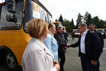 Фото Еткульский район получил новые школьные автобусы