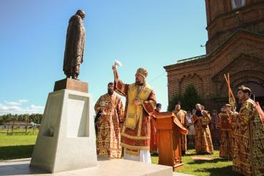 Фото В селе Харино освящён бронзовый памятник Александру Невскому