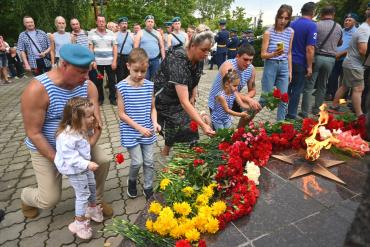 Фото В Иванове открыли памятник Герою России Андрею Мосину