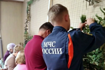 Фото В Кусе огнеборцы вместе ветеранами и женсоветом плетут сети в зону СВО