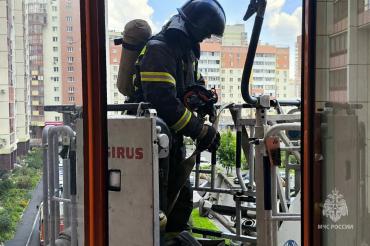 Фото В Челябинске загорелась высотка на Братьев Кашириных