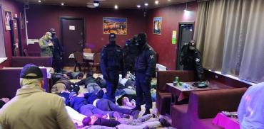 Фото В этническом кафе Челябинска силовики накрыли притон мигрантов, владелец лишен гражданства РФ (ВИДЕО)