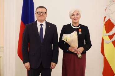 Фото Директор Молодёжного театра Галина Братышева получила медаль от губернатора