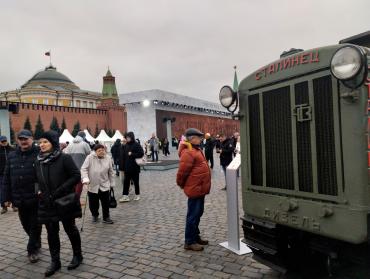 Фото Обелиск легендарного трактора ЧТЗ на склоне Эльбруса