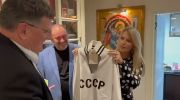 Фото Яна Лантратова подарила Скотту Риттеру челябинский свитер (ВИДЕО)