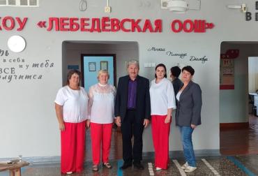 Фото Глава Еткульского района проверил школы перед началом учебного года