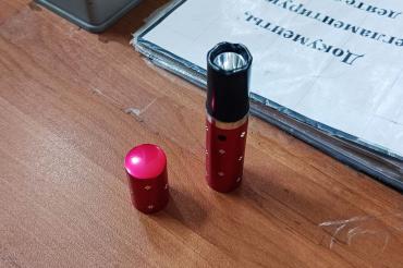 Фото Жительница Миасса попыталась пронести в зал суда помаду-электрошокер