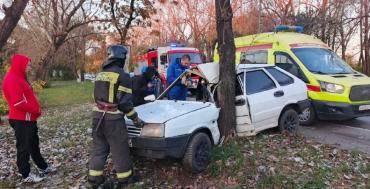 Фото В Челябинске водитель легковушки врезался в дерево