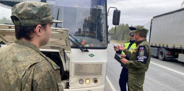 Фото На дороге в обход Челябинска водителей ждали военные следователи 