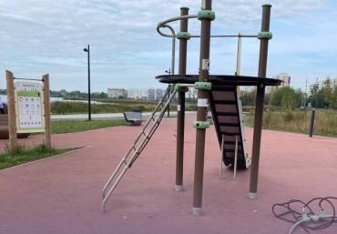 Фото Следователи возбудили дело после травмирования ребёнка на детской площадке в Челябинске