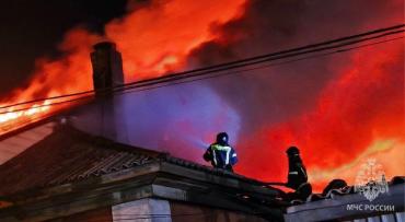 Фото Ночной пожар на улице Краснофлотской в Челябинске ликвидирован огнеборцами