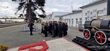 Фото Троицкие транспортные полицейские провели для школьников экскурсию по железнодорожному вокзалу