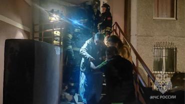 Фото Ночью в челябинской многоэтажке загорелись электрощитки