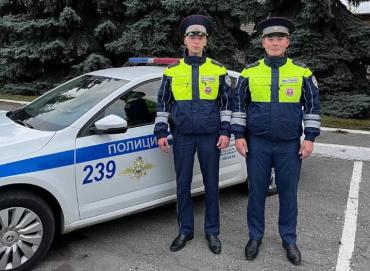 Фото В Челябинске сотрудники ДПС довезли до больницы нуждающегося в медицинской помощи мальчика