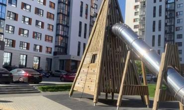 Фото Прокуратура Челябинска требует 400 тысяч рублей за сломанную руку ребёнка на площадке в ЖК «Ньютон»