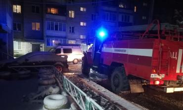 Фото Челябинские спасатели предотвратили трагедию в жилом доме, эвакуировав 13 человек