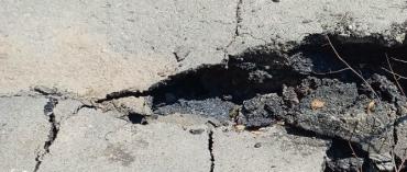 Фото В Челябинске на мосту провалился асфальт, движение закрыто