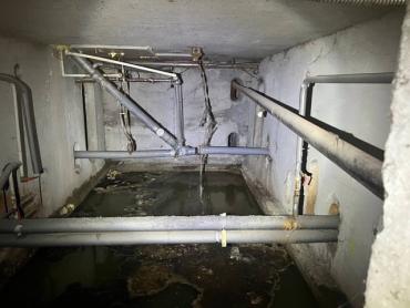 Фото В центре Челябинска многоквартирный дом утопает в фекалиях