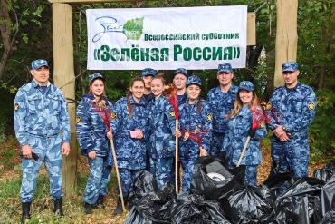 Фото Зеленая Россия: сотрудники и ветераны ГУФСИН очистили берег Первого озера в Челябинске