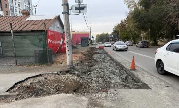 Фото В Челябинске расширяют проблемный тротуар на Барбюса