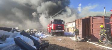 Фото В Челябинске полыхает мебельный цех