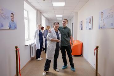 Фото «Сильнее, чем диагноз»: в детском онкоцентре ЧОДКБ открылась фотовыставка с историями детей, победивших рак
