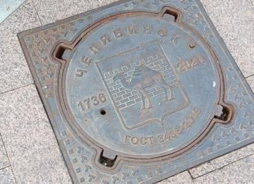 Фото В Челябинске оценили состояние дорог у инженерных колодцев