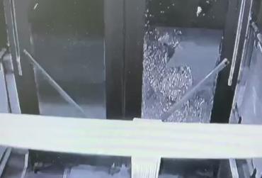Фото В автобусе №123 возле ЧКПЗ обрушилось стекло