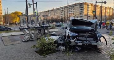 Фото В Челябинске автомобиль «Яндекс драйв» протаранил «Белый рынок»