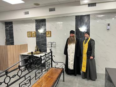 Фото Священники и психологи присутствовали при опознании тел погибших на заводе в Копейске