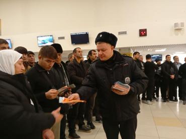 Фото «Правила понятны?»: В челябинском аэропорту пассажирам из-за рубежа объяснили российские законы